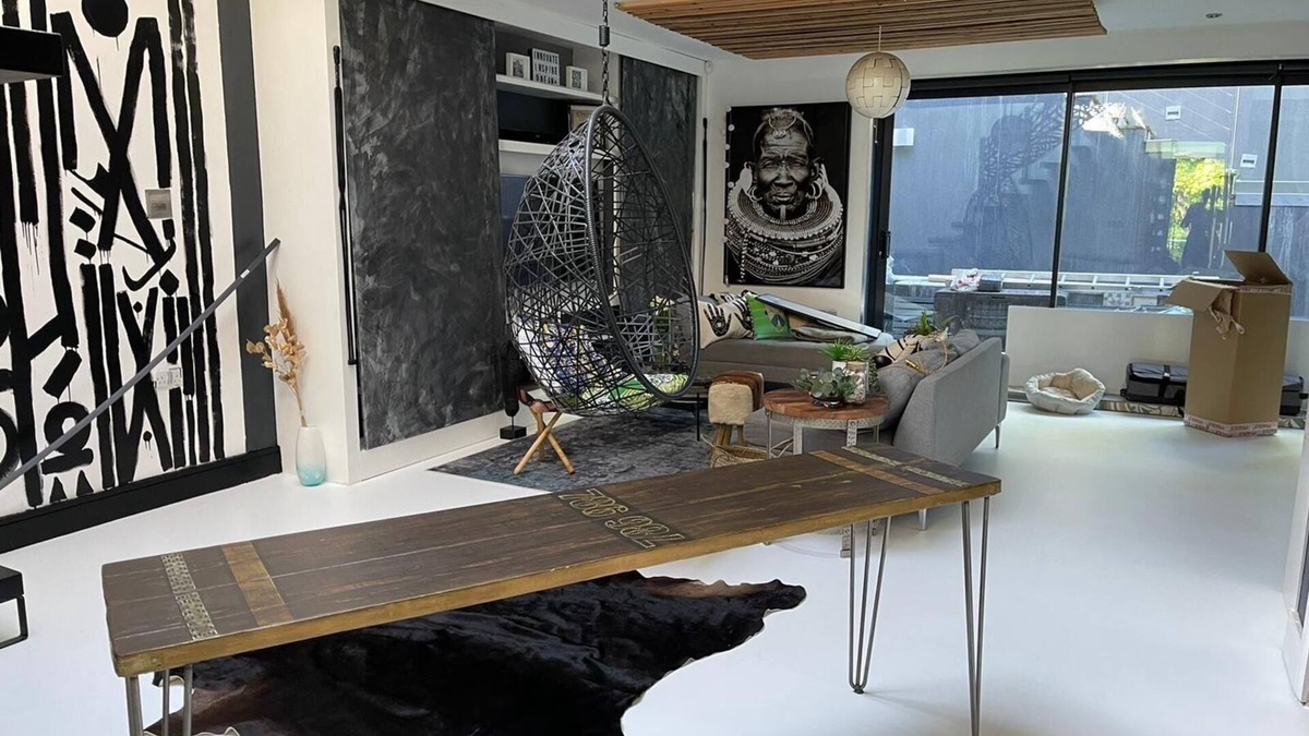 Caterham House | Artsy Retreat - Sleeps 6, Free Parking & Balcony