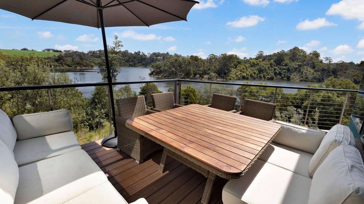 Lakes Entrance House | Arukah House - Waterfront property with magnificent views from every room!