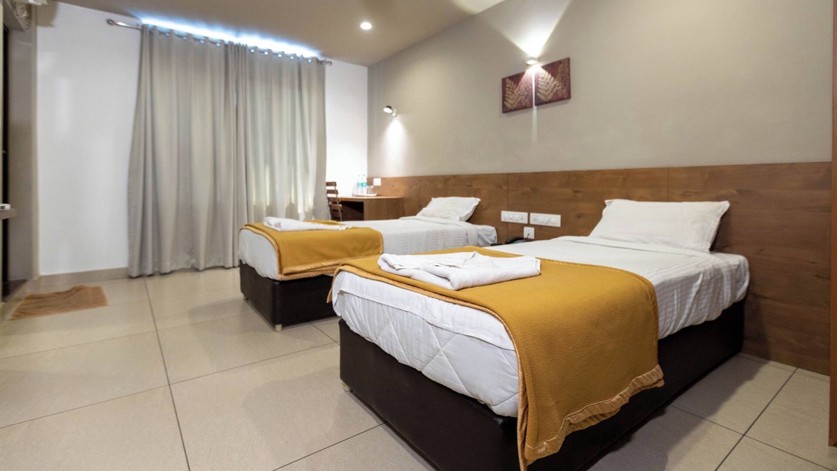 Maradu Hotel | Aryaas Residency Nettoor