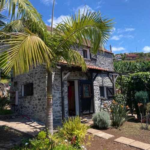 Arco da Calheta House | As Casinhas da Madeira - Cosy Stone Cottage in a subtropical garden