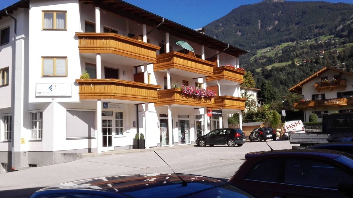 Stumm Apartment | As new apartments in a central location with panoramic views and parking.