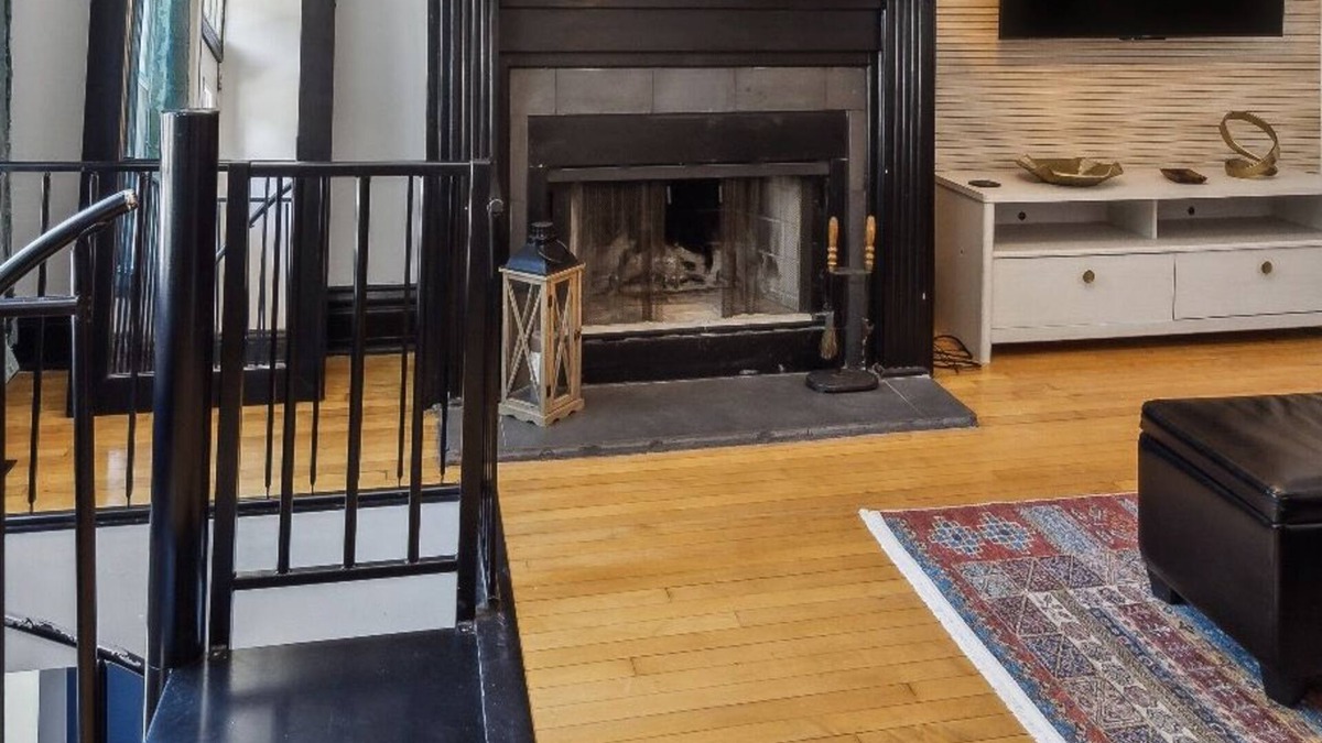 Wrightwood Neighbors Apartment | As Seen on TV: Safest Area Lincoln Park Duplex