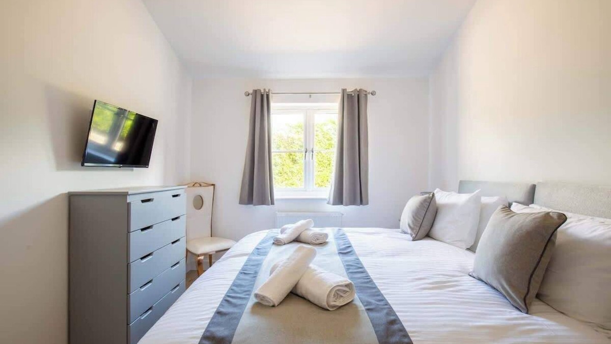 Ampney Crucis House | Ascot | Modern Cotswolds Stay with Workspace