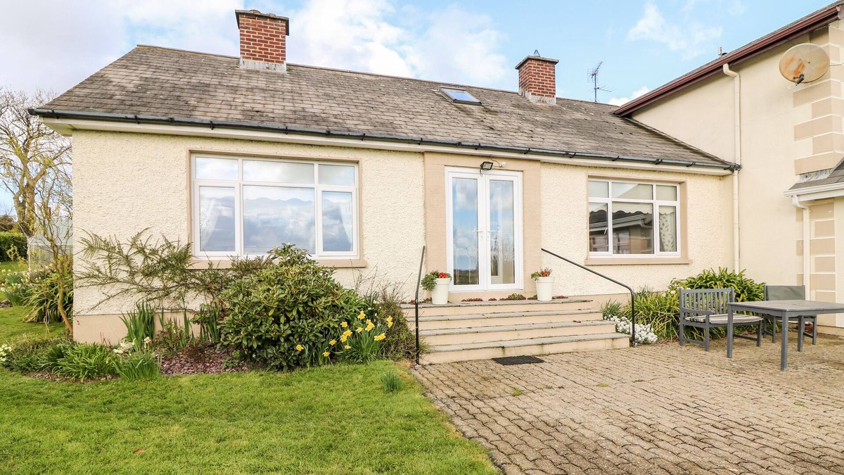 Monamolin Cottage | ASH DRIVE HOUSE, family friendly in Ballycanew, County Wexford