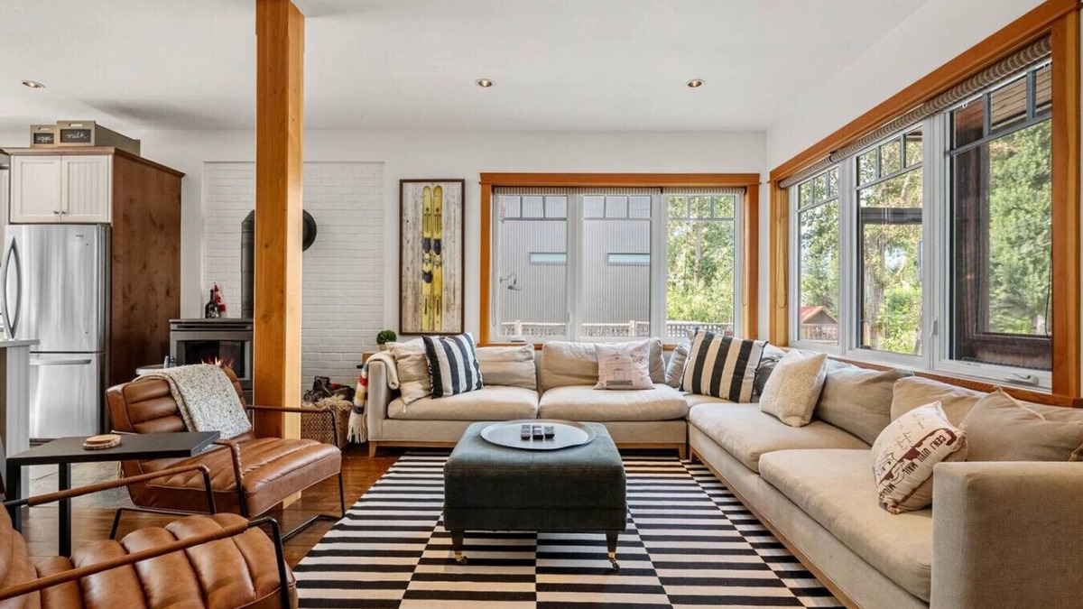 South Cambie Apartment | Ash & Iron | Lake | Hot Tub | Fire Pit | Gym | Yard
