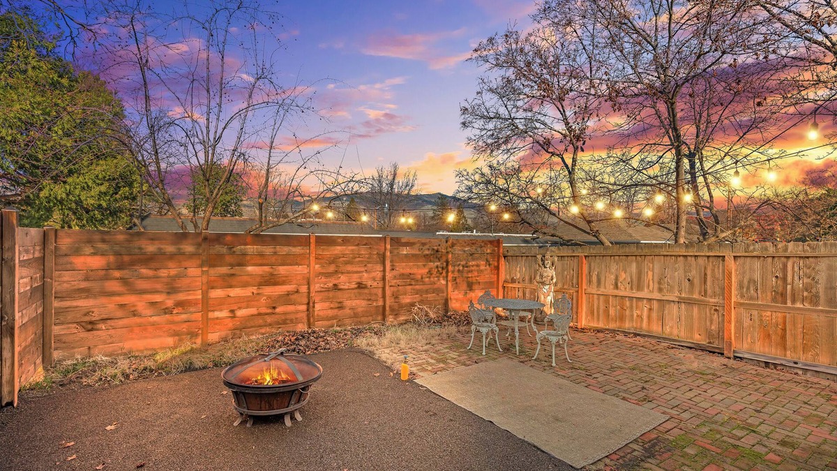 Ashland House | Ashland Urban Cabin - Centrally located & walking distance to SOU and Downtown