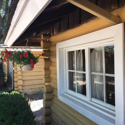 Ashton Hotel | Ashton Log Cabins