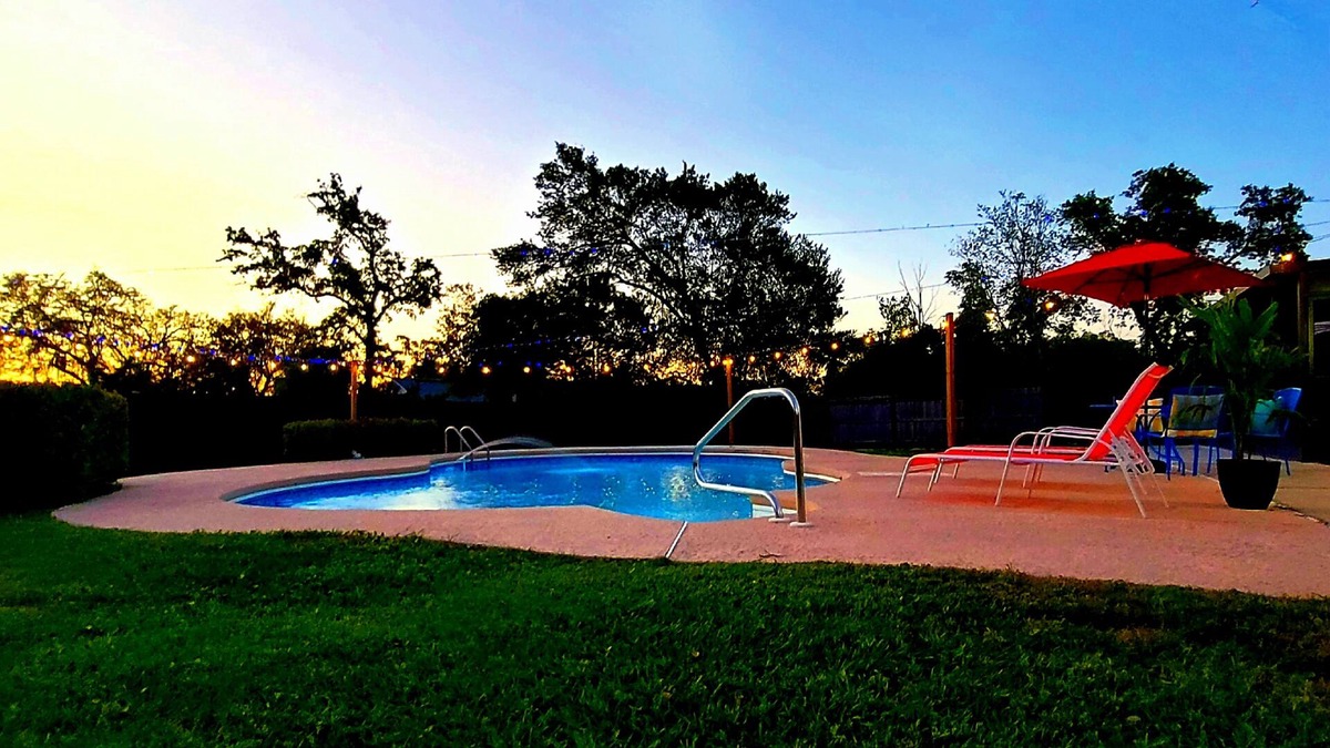 Orange Park Villa | Ashwood Villa, swimming pool, backyard theater, coffee shop