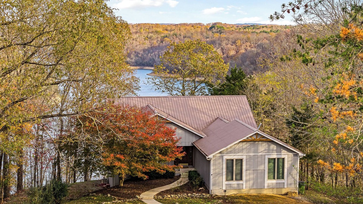 Smithville Cabin | Aspen Lodge Overlooking Center Hill Lake