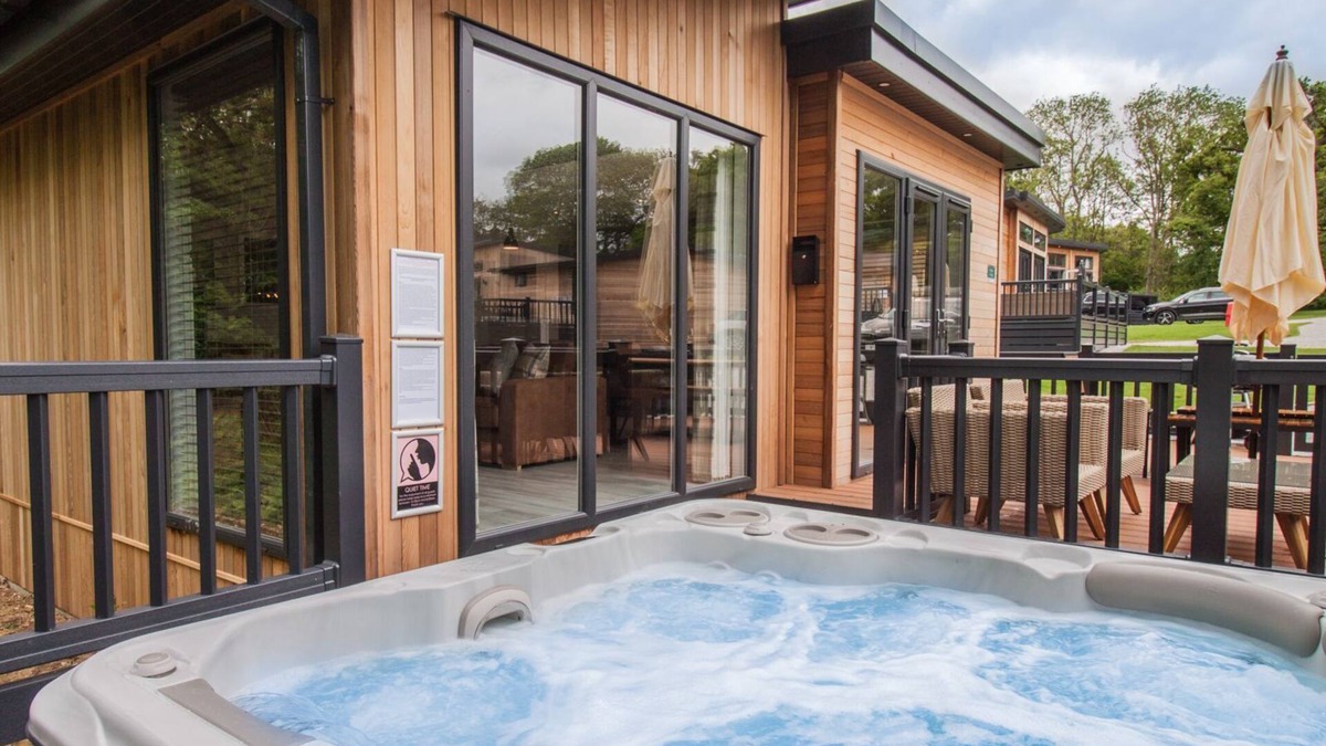 Pickering Ski Chalet | Aspen Lodge | sleeps 6 - Hot Tub, Dog Friendly - 5* Visit England