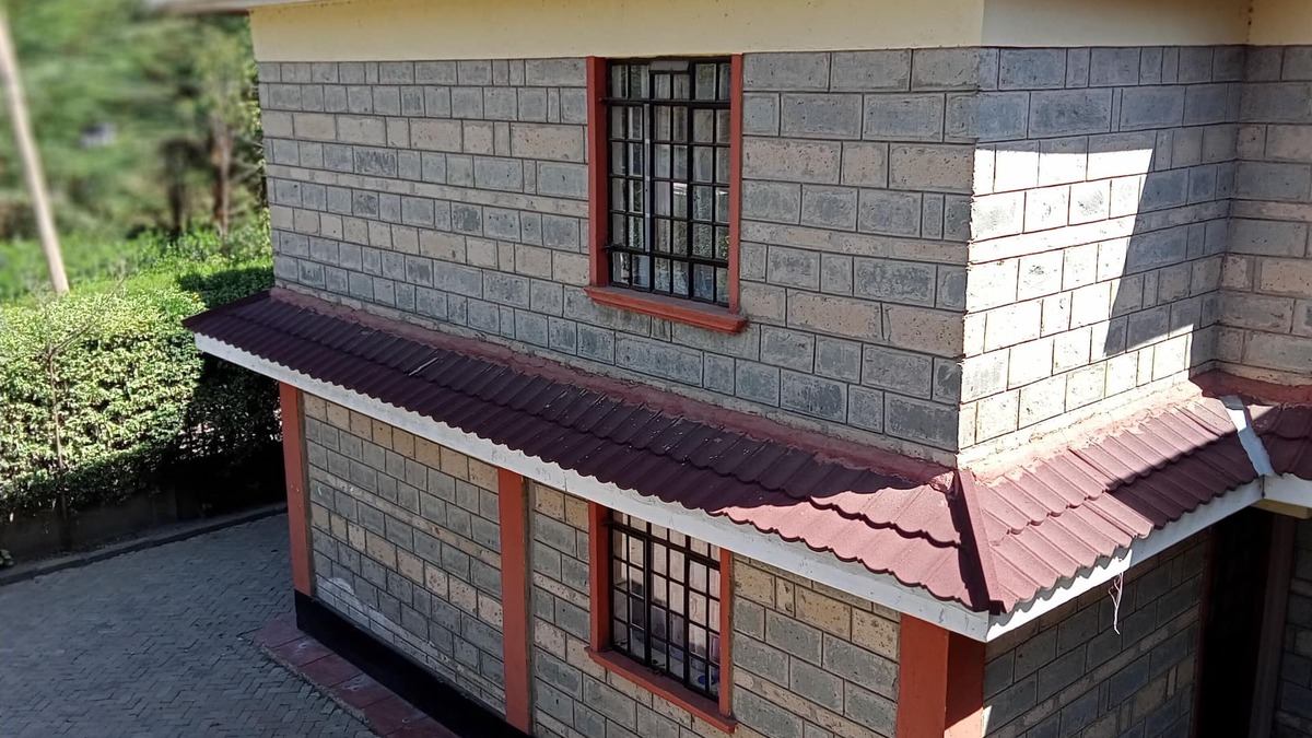 Naivasha House | Assiss place is in a serene and comfy place, next to the road.