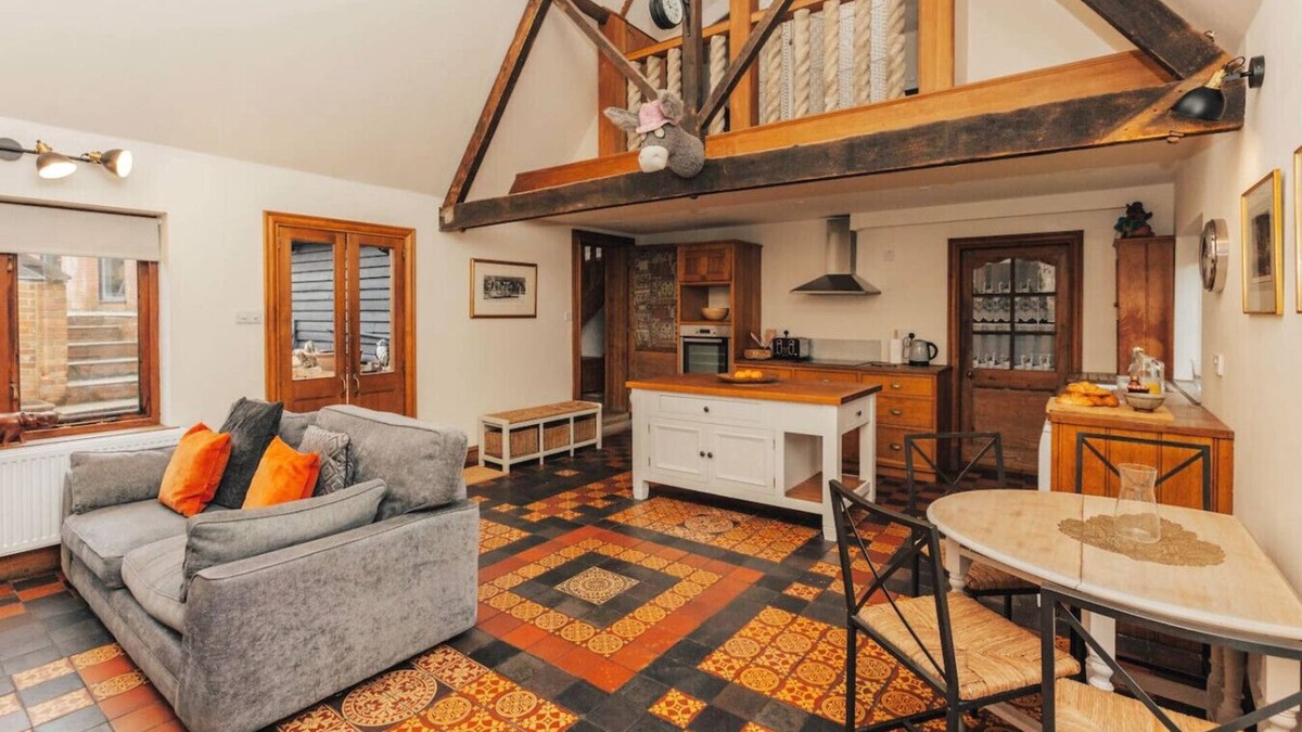 Henley-on-Thames House | Aston Pottery - Pet friendly