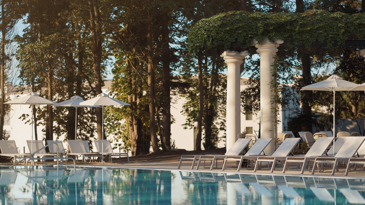 Saints Constantine and Helena Hotel | Astor Garden Hotel