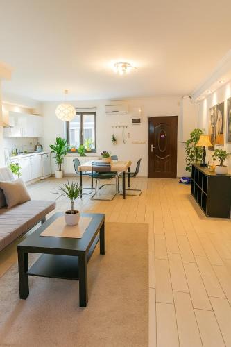 Palace District Apartment | Astoria Central Spacious Apartment