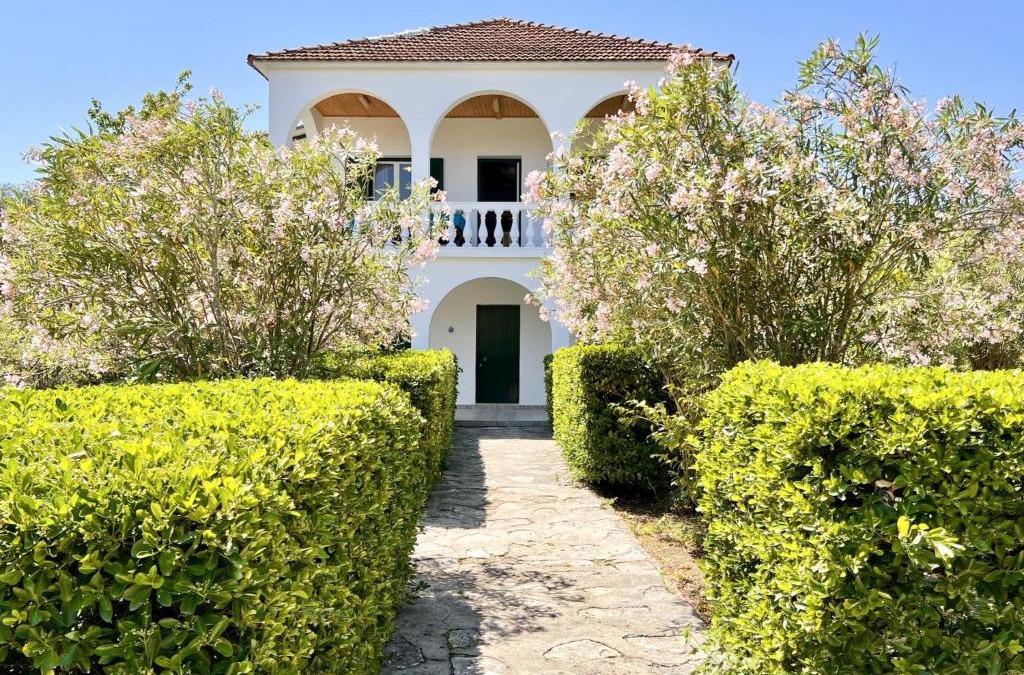 Astrakeri Villa | Astra Beach House by DadoVillas