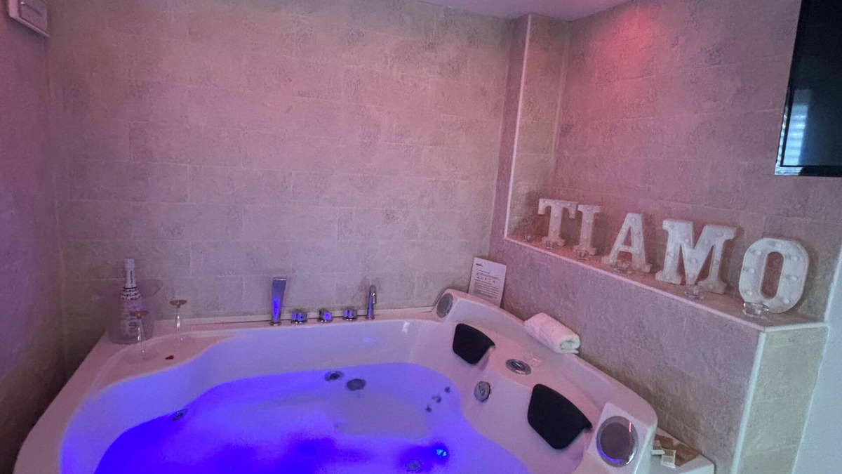 Nettuno Bed & Breakfast | At 100 mt from the sea and train station, rooms with all amenities