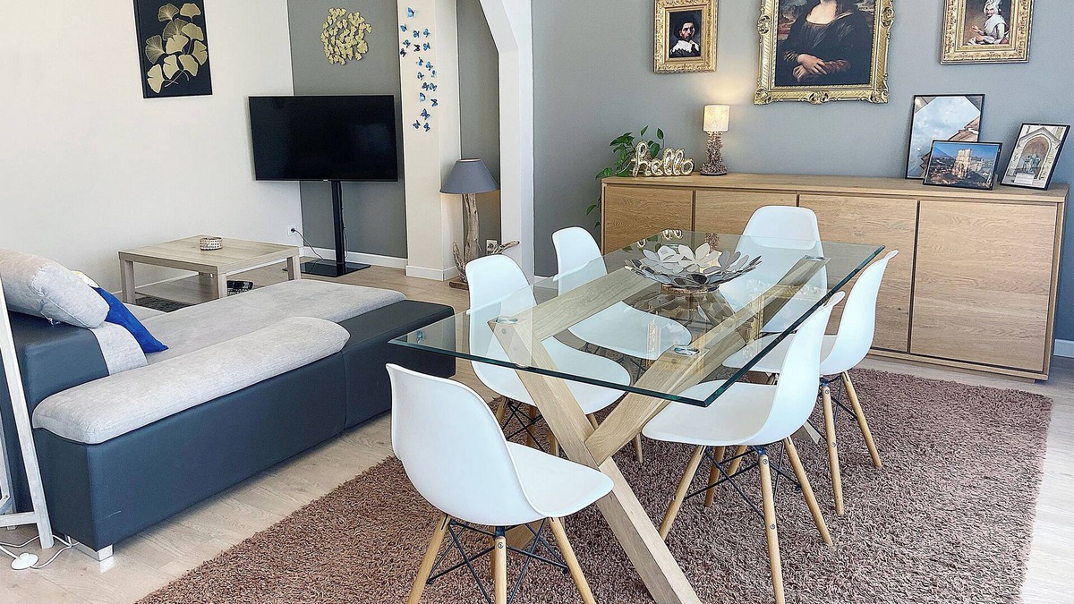 Reims Apartment | At Clém's, 8 people, private garage, wifi + Netflix