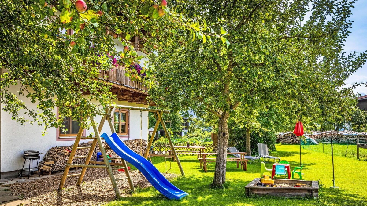 Saalfelden am Steinernen Meer Villa | Beautiful apartment in villa for 6 people with TV and balcony