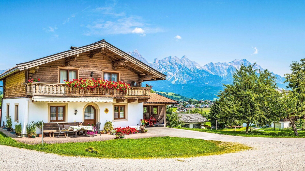 Saalfelden am Steinernen Meer Villa | Nice apartment in villa for 4 guests with TV, balcony and panoramic view