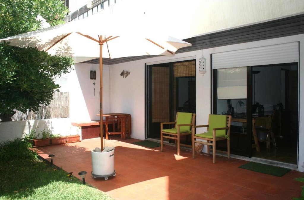 Carcavelos Apartment | At the beach with a private garden