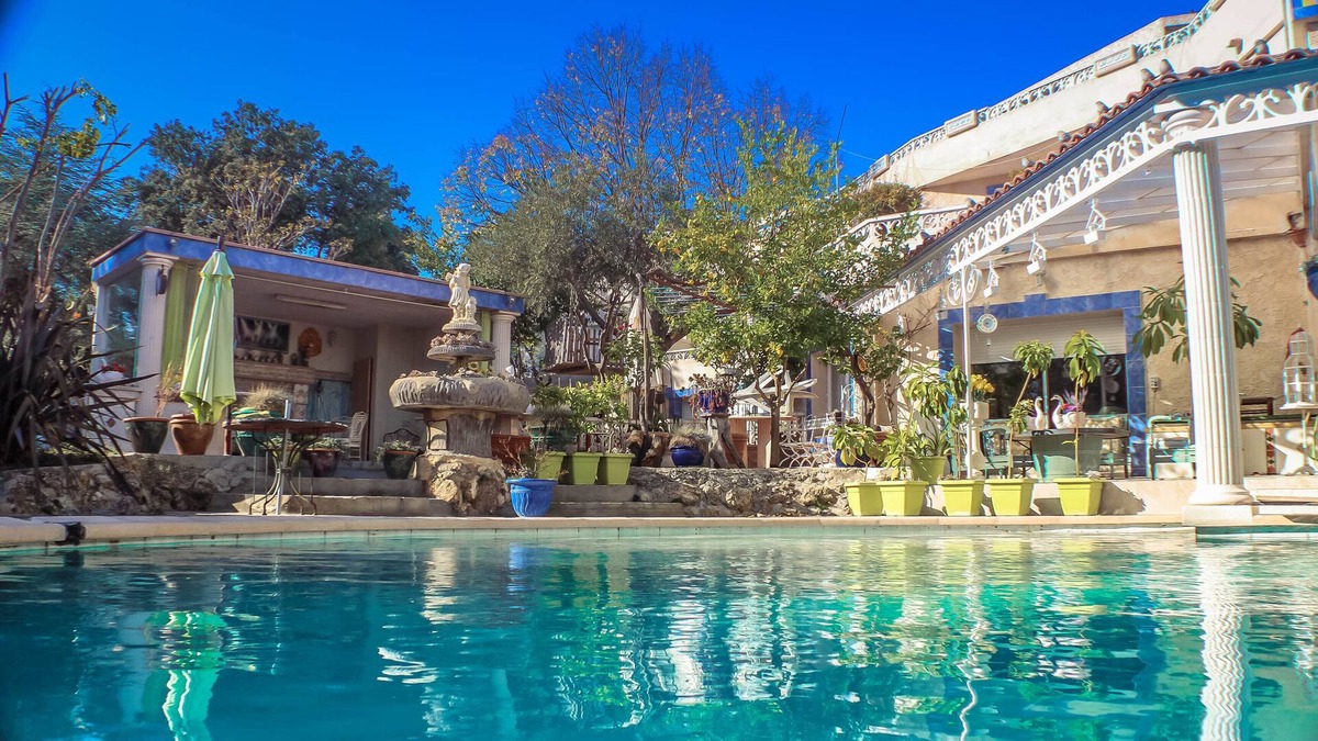 Aubagne Villa | AT THE FOOT OF THE GARLABAN MOUNTAINS IN A QUIET, GREEN SETTING