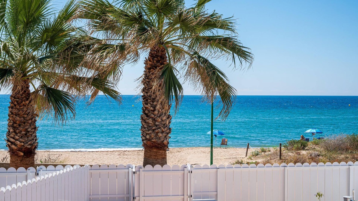 Creixell House | AT148 Garbí: Casa situada en primera línea de mar en Creixell
