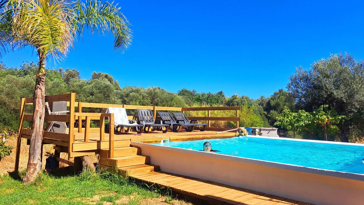 Quatrim do Sul Cottage | Atelier Rural Quinta do Forno. Living in the countryside with your feet on the beach. Try it out
