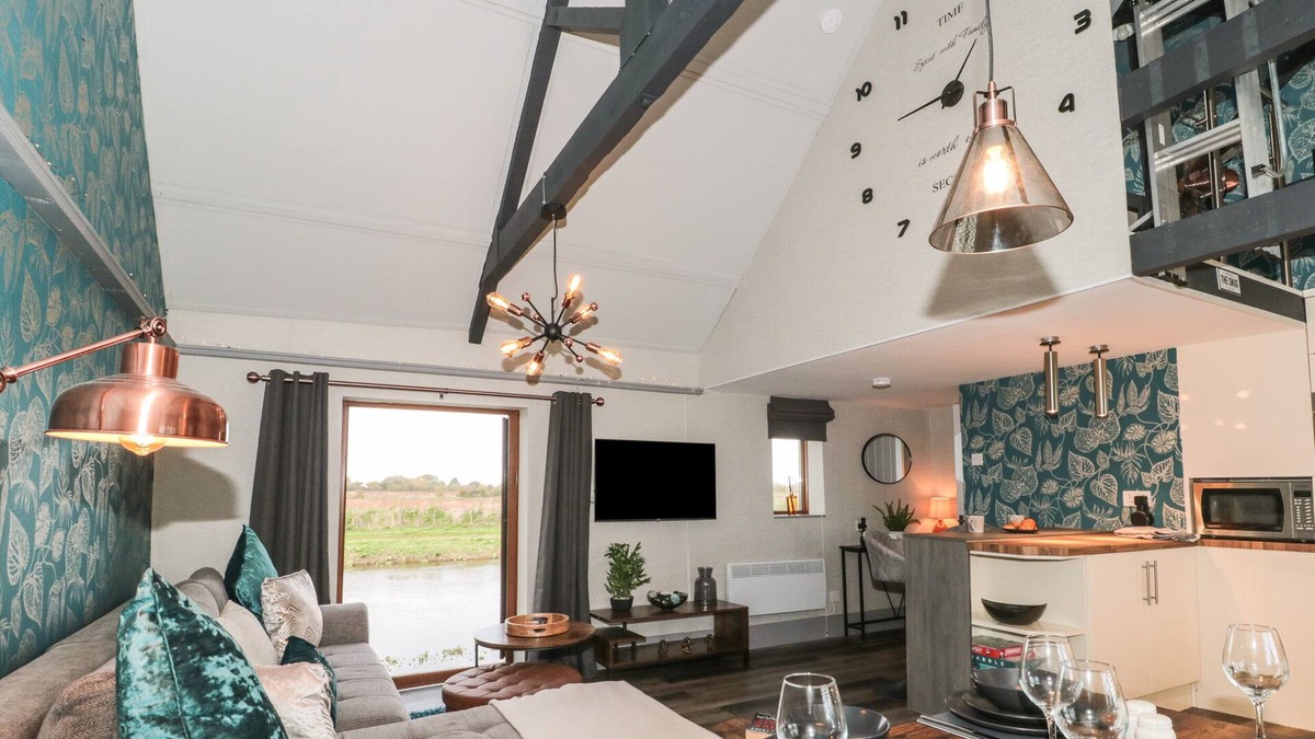 Burrowbridge House | ATHELNEY COTTAGE, pet friendly, with a garden in North Curry