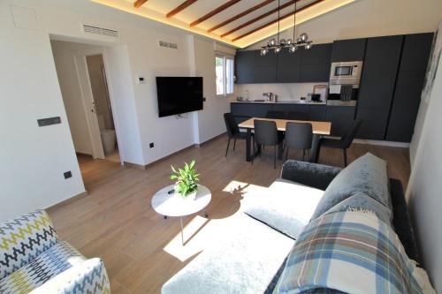 Campoamor Apartment | Atico loft de lujo con terraza espectacular y vista a los 2 castillos