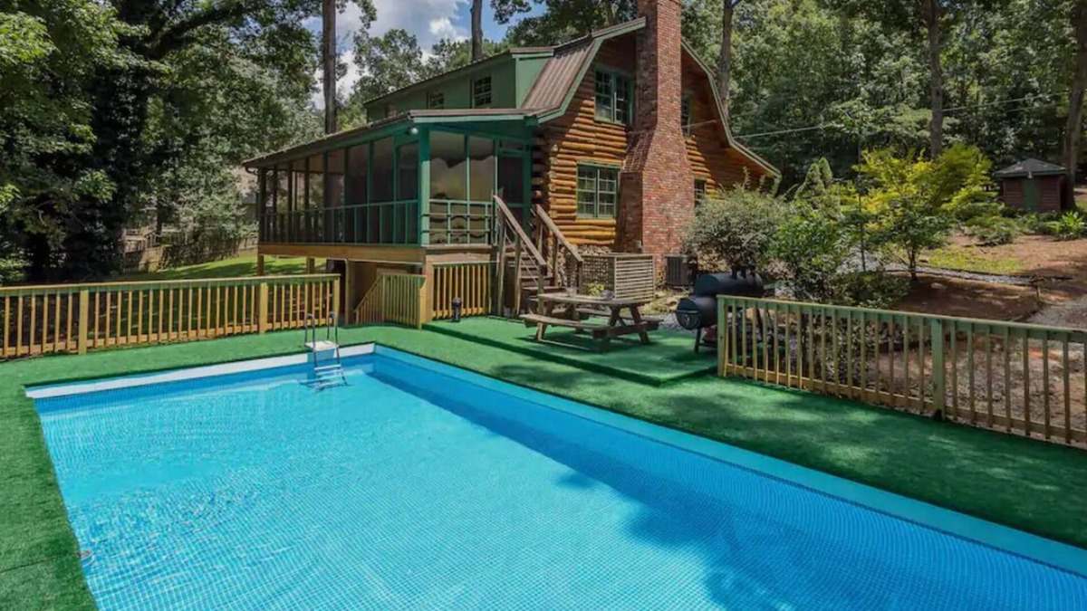 Stockbridge Cabin | Atlanta Getaway 4-BR Cabin W/Swimming Pool, Hot Tub, Game Room, High-Speed WiFi