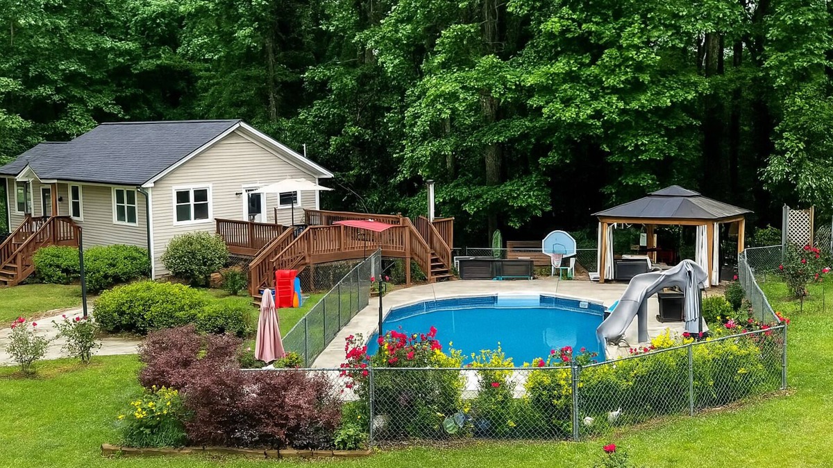 Sandtown House | Atlanta Pool Home Near Airport, Attractions & Downtown 8 guests 4 Bedroom 2 Bath