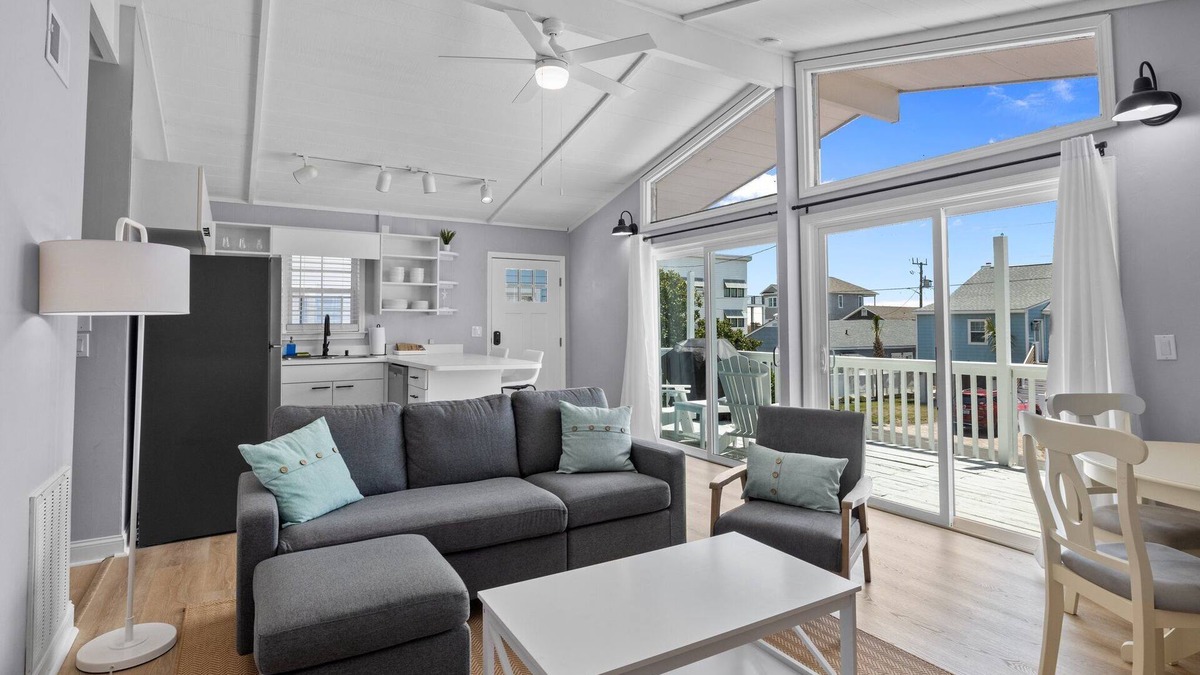 Atlantic Beach Cottage | Atlantic Breeze North - Renovated & Cozy - Walk To Beach