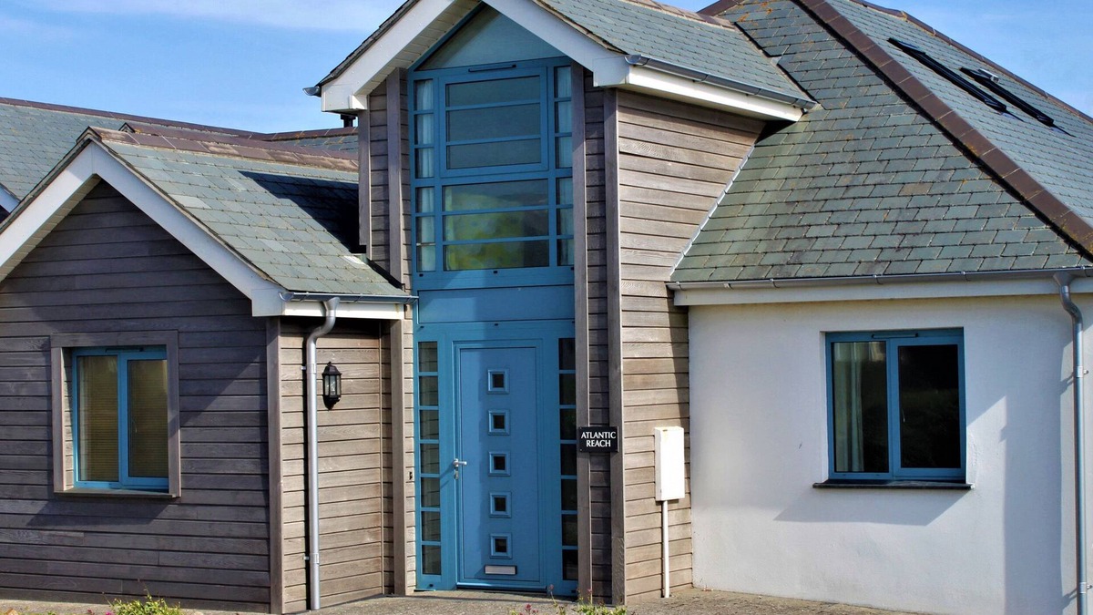 Widemouth Bay Cottage | ATLANTIC REACH, pet friendly, with open fire in Widemouth Bay