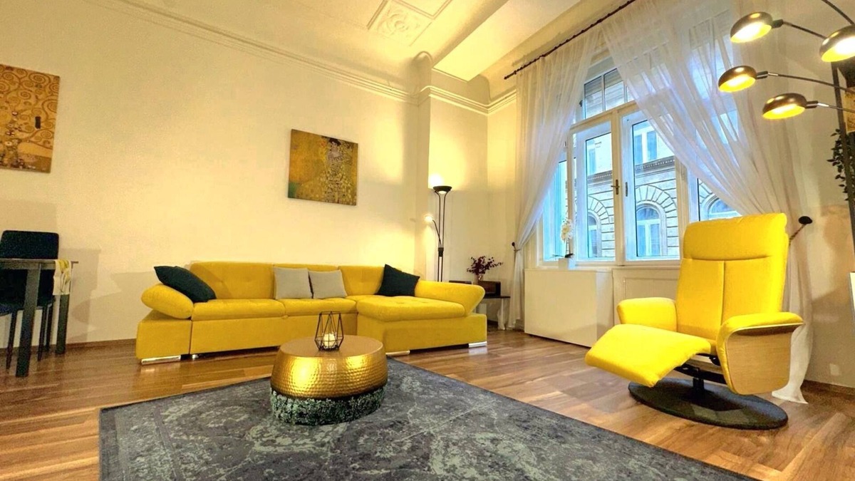 Erzsebetvaros Apartment | Atmosphere inspired by Klimt in the youthful center of the city.