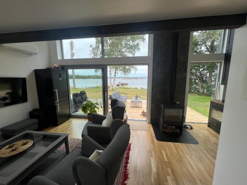 Vastervik House | Attefallshus på hornsudde