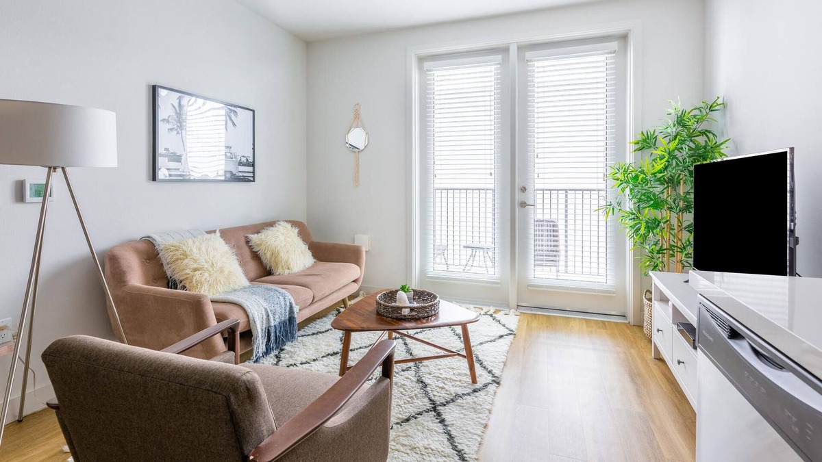 Wilshire Apartment | Attractive 1BR in Koreatown w/ Gym + Pets OK