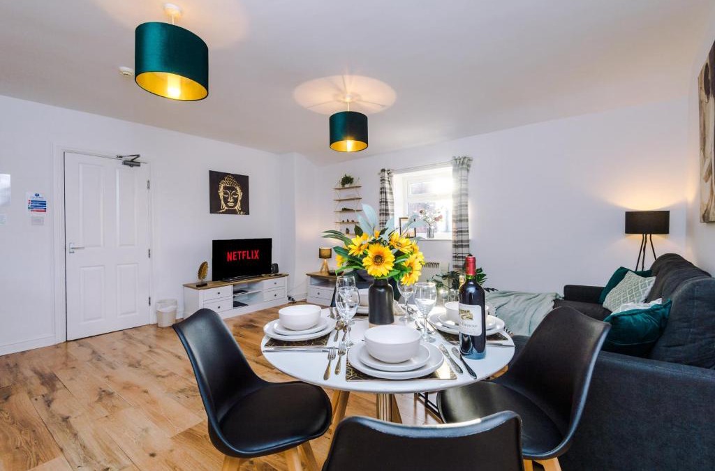 Chester Apartment | Attractive 2-Bed City Centre Apartment in Chester by 53 Degrees Property, Ideal for Groups & Professionals - Sleeps 5