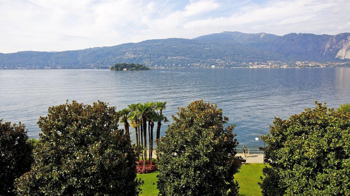 Verbania Apartment | Attractive apartment in a palazzo from the 17th century. Right on the lake promenade