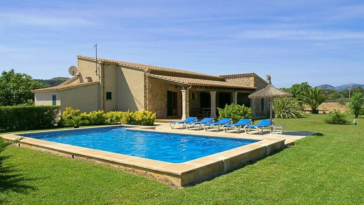 Les Palmeres Villa | Attractive Finca, A/C, Private Pool, Idyllic Location & Views, walking distance to Port de Pollenca!