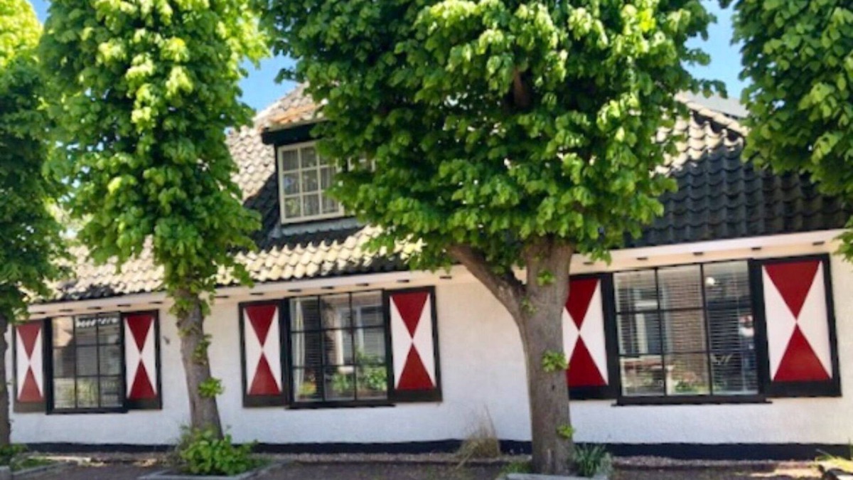 Egmond-Binnen Other | Attractive holiday home in cozy village by the sea and dunes.