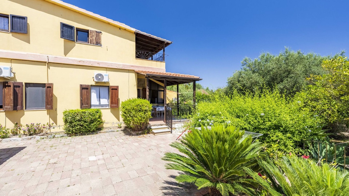 Torre di Bari Apartment | Attractive Holiday Apartment "Casa Chicco" with Ventilators, Terrace & Sea View