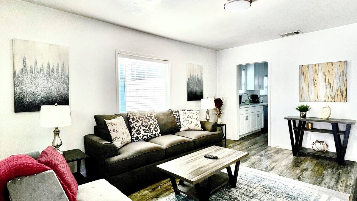 Sherman Oaks Apartment | Attractive Large One Bedroom near Shops