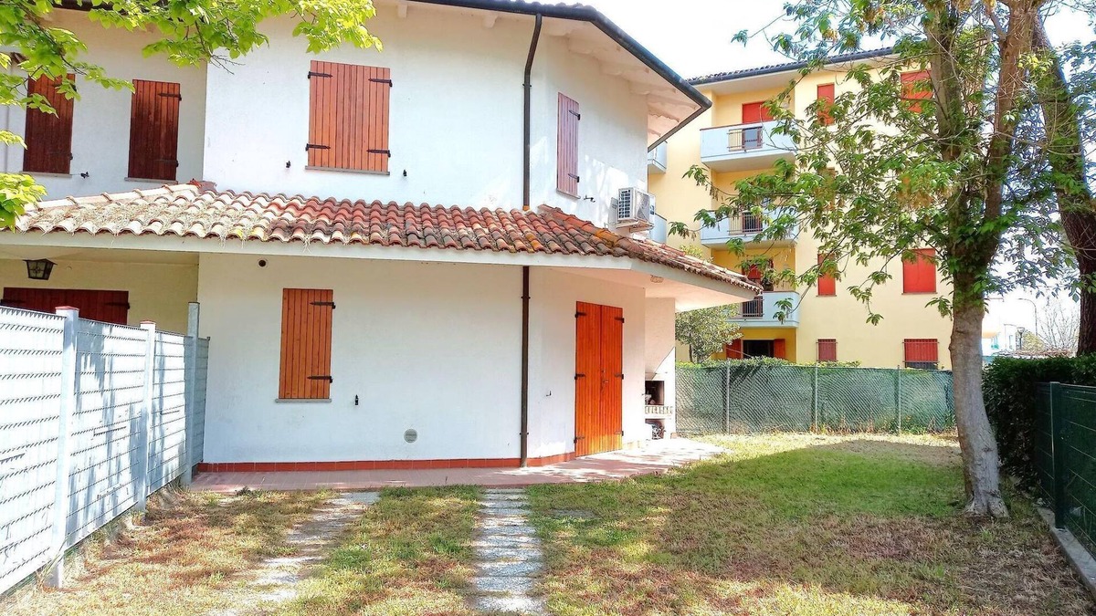 Lido Adriano Villa | Attractive villa with garden