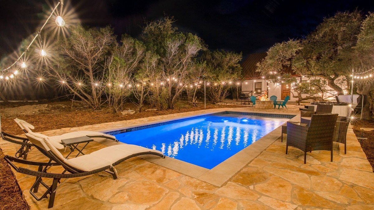 Austin House | ATX Hideaway - Heated Pool/Jacuzzi/Firepit/Sleep 14