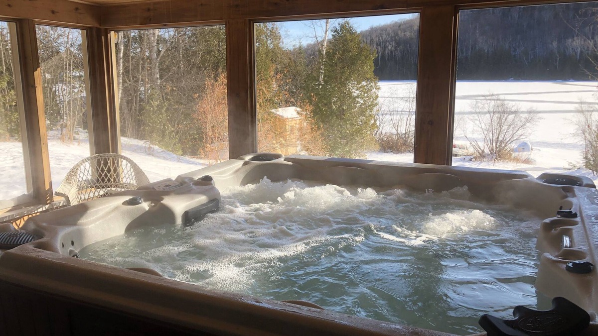 Chertsey Ski Chalet | Au Bonheur du Lac Paré! Cozy Waterfront Cottage with Private Hot Tub (327842)