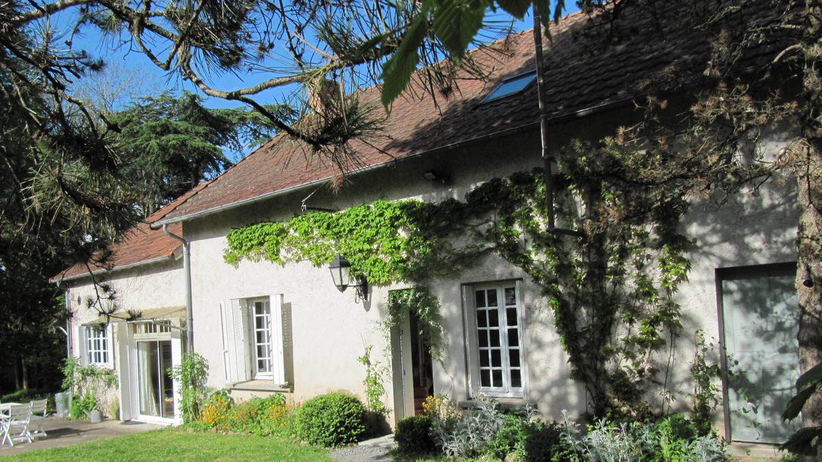 Vesdun House | Au milieu de la France, entourée d’un grand jardin, une maison plein de charme