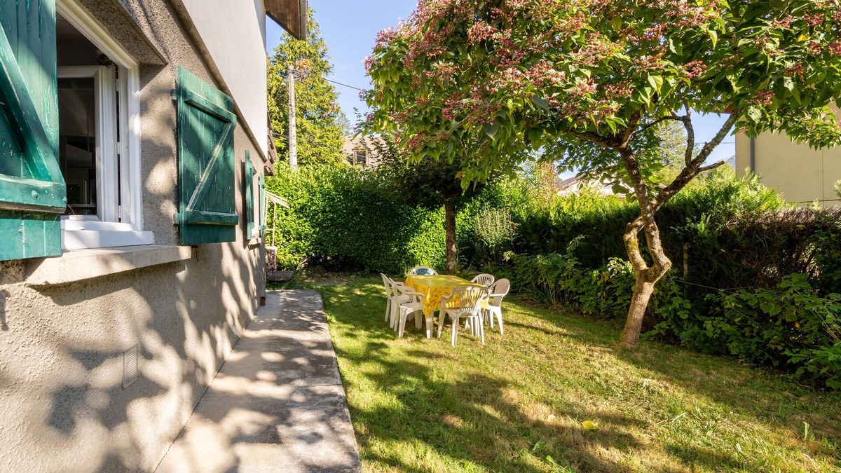 Bagneres-de-Luchon Apartment | Au Petit Sequoia - Appt avec vue montagne