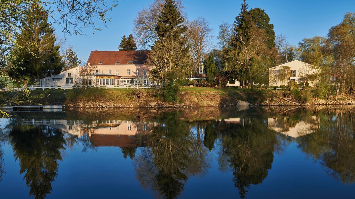 Remilly-Aillicourt Hotel | AUBERGE DU PORT