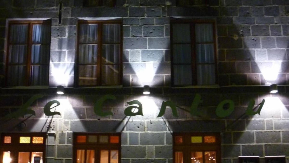 Orcival Hotel | Auberge Le Cantou