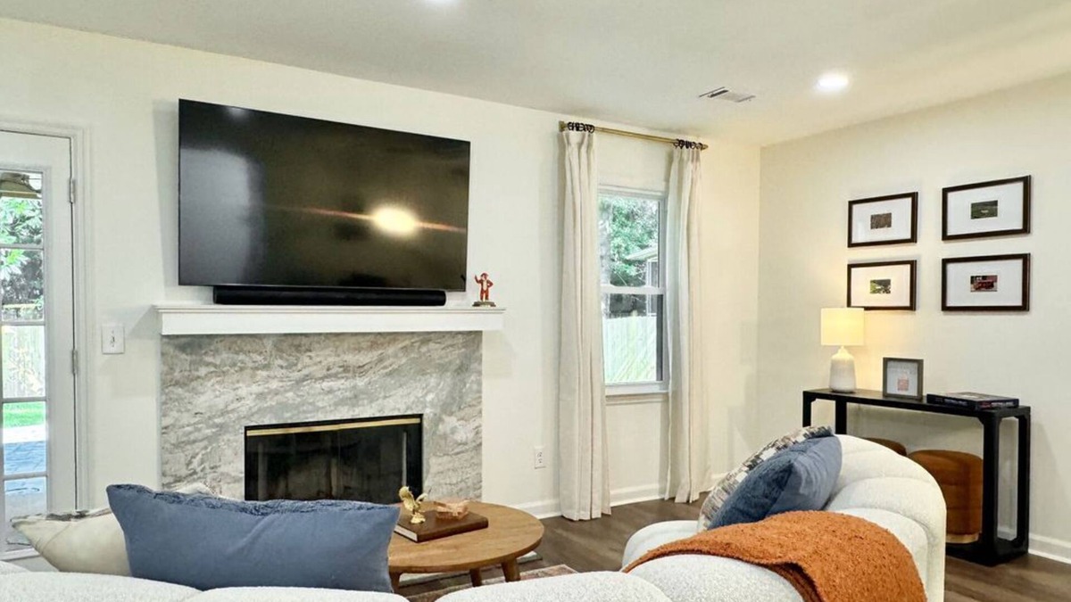 Auburn House | Aubie's Abode - A Boutique Townhouse- Walk to Downtown and Campus!